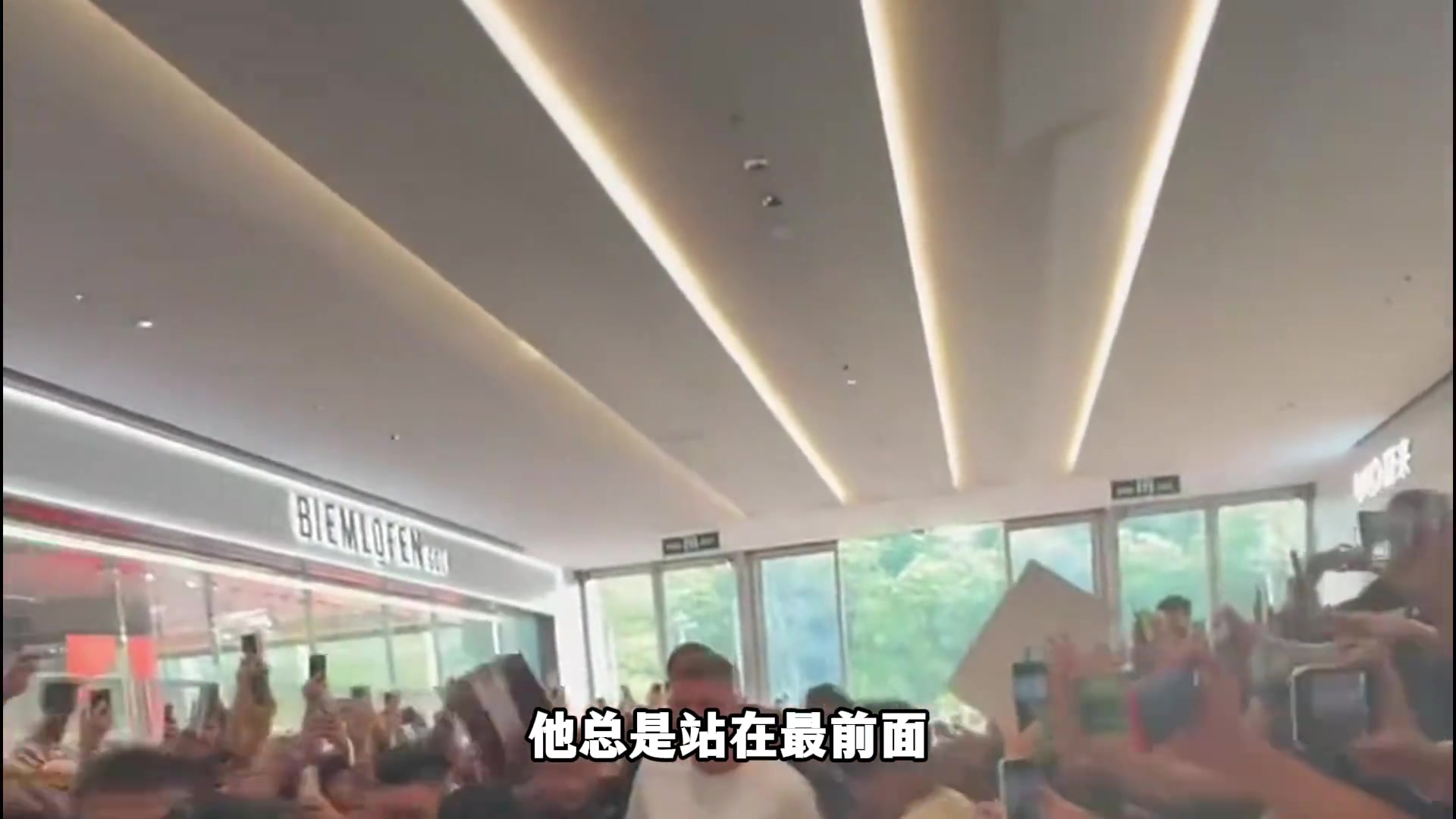 巴特勒闭门休战，莫里斯不敢多说，约基奇的背景究竟有多硬?