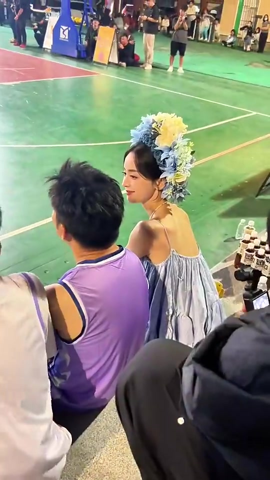 不是，娜扎就坐在你身旁，你小子还有心思看球啊？?