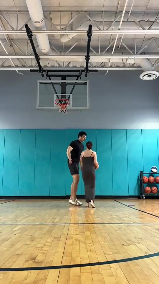 吧友们，你们跟老婆一起打球也是这样吗？?