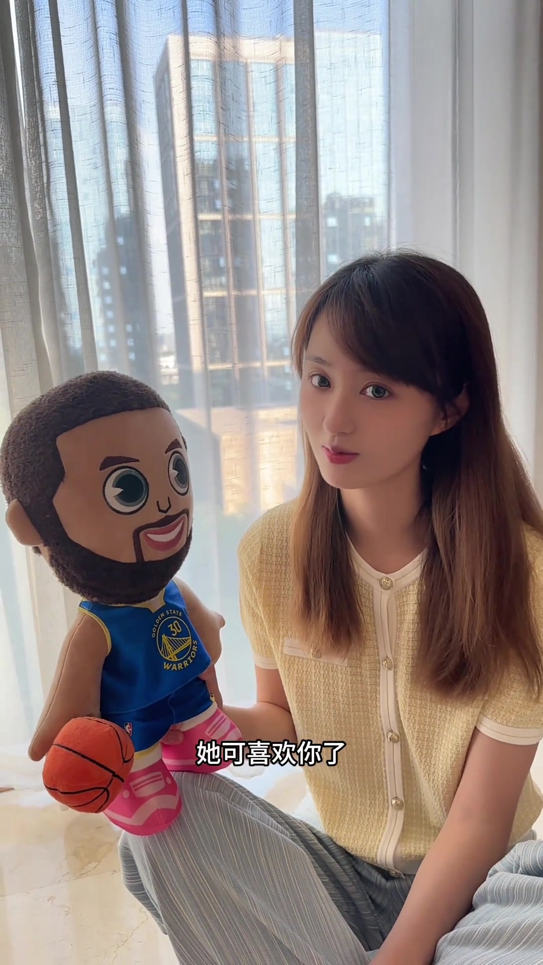 美女主持小七晒库里玩偶 这库里中文练得不错??