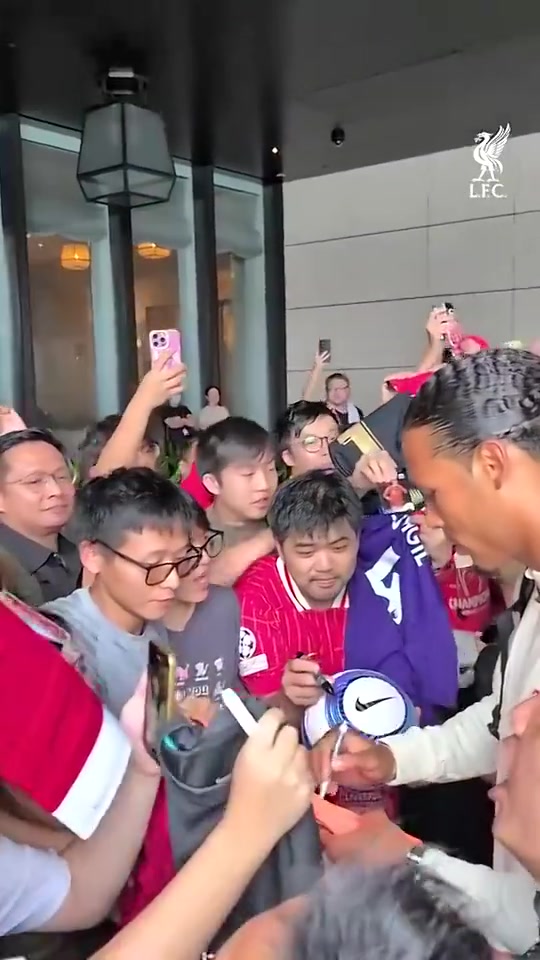 抵达酒店后的范戴克，给众多中国球迷签名合影