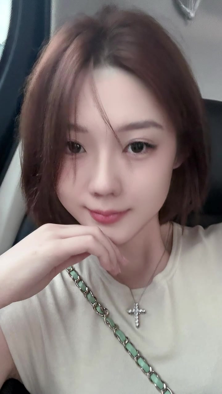 这个我是真喜欢?云南台足球女主持短发好飒好飒~