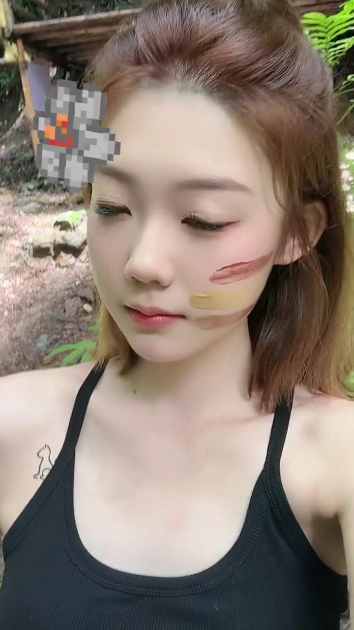 小舌头?云南台足球女主持好俏皮，竟然还有小纹身~