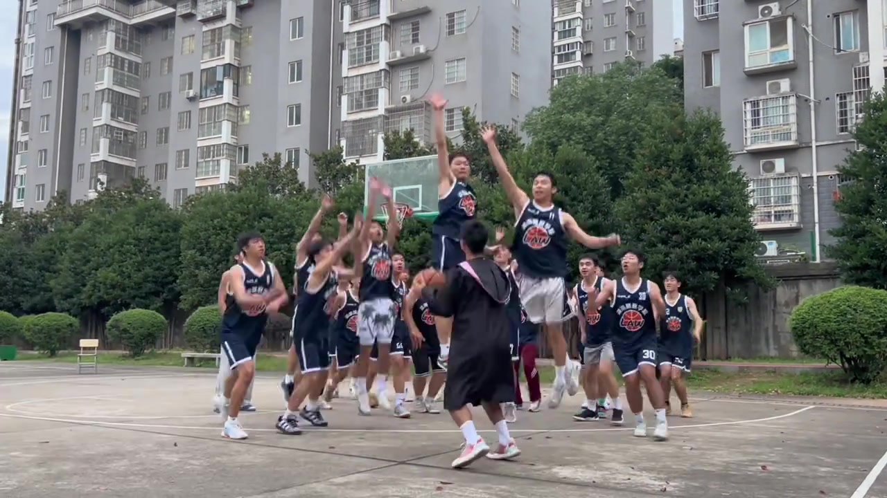 年轻真好！哥们即将法律系毕业 拉拢同学们扔出了最难最酷的一球