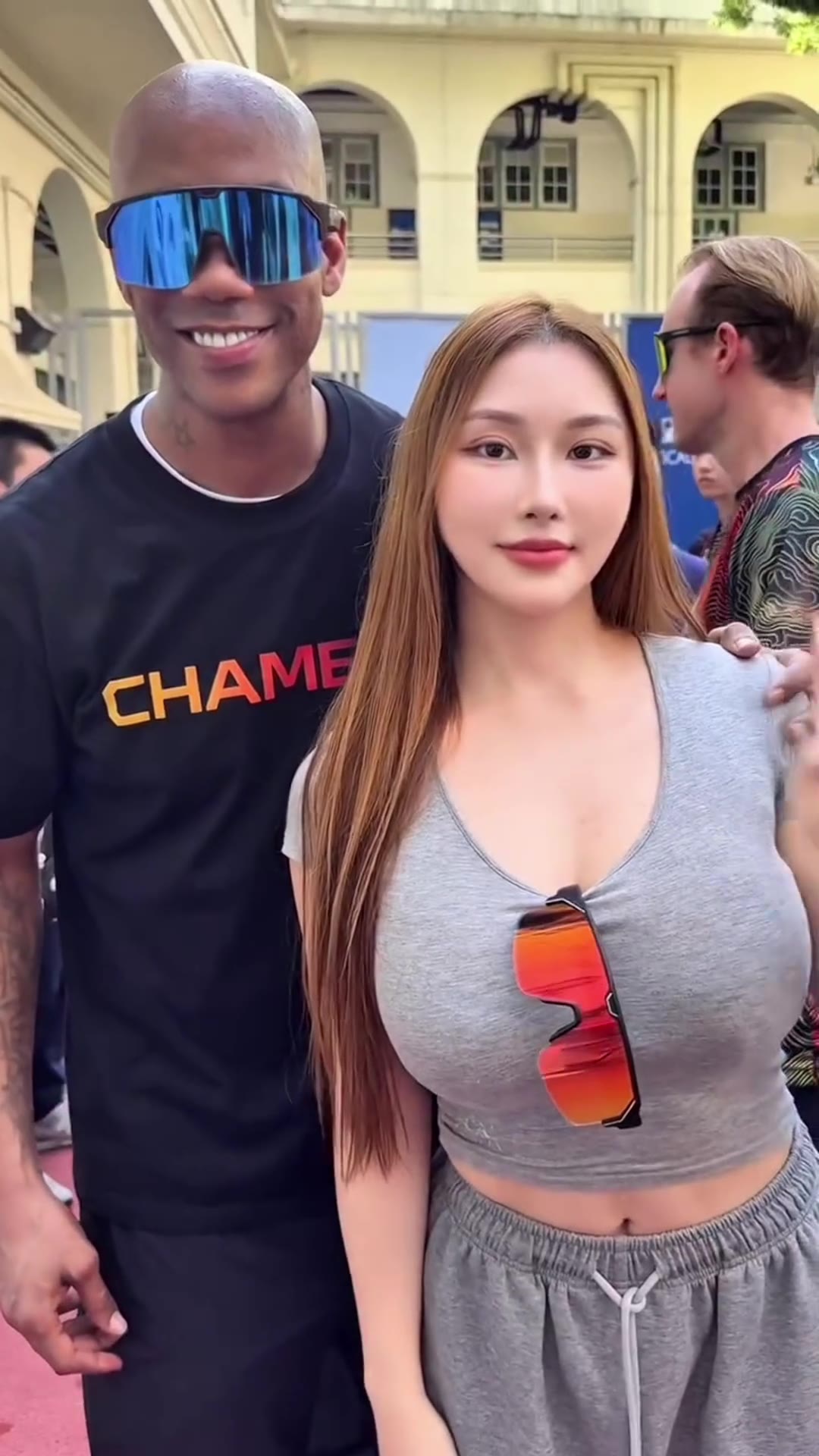 嚯，这丰满身材！?健美女神李彧秀晒与马布里、方力申合影