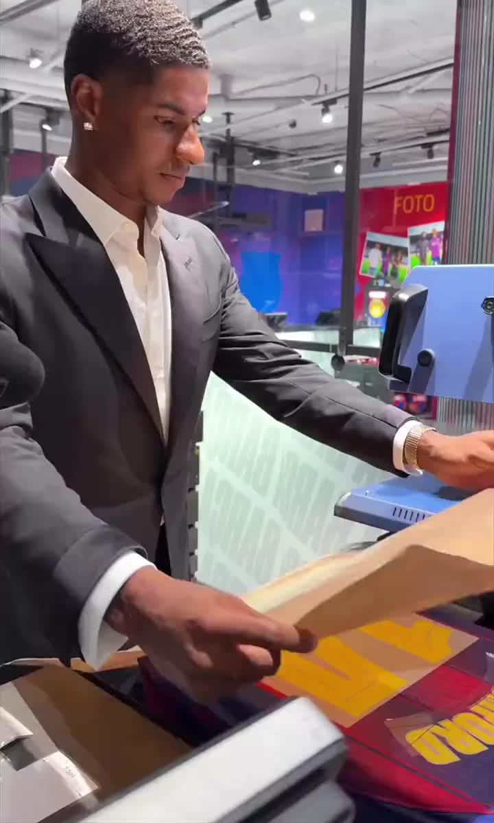 巴萨14号新主人！拉什福德亲自给自己印球衣号