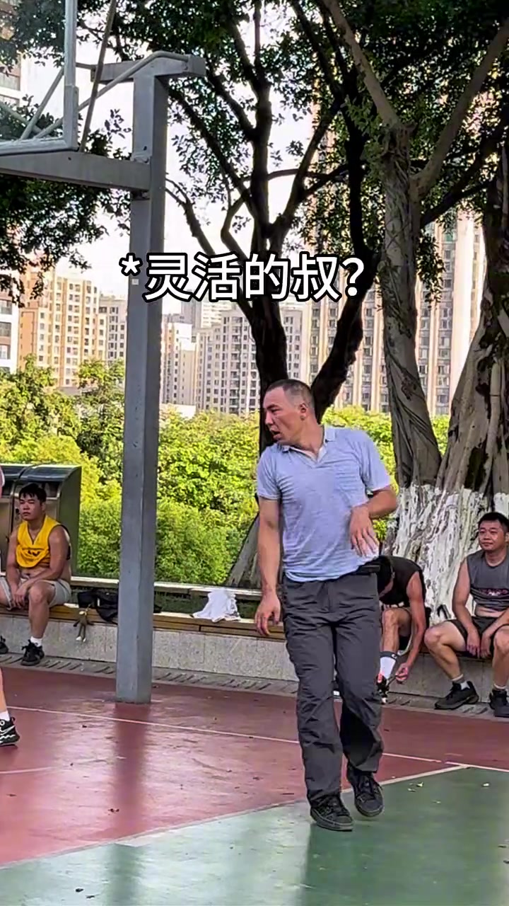 大叔下了班就过来打球了，一打一个小伙不吱声