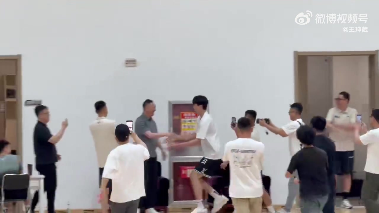 回家太开心了！杨瀚森试图把刘维伟指导抱起来！?