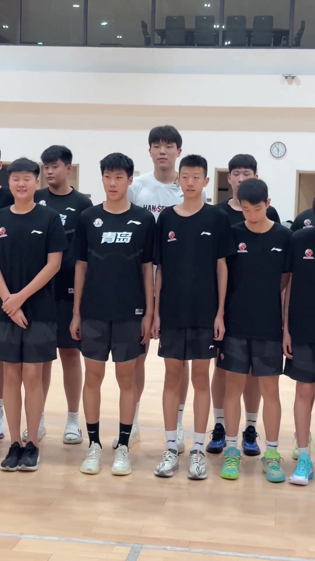 会有下一个杨瀚森吗？杨瀚森重回青岛训练基地和小球员们合影留念