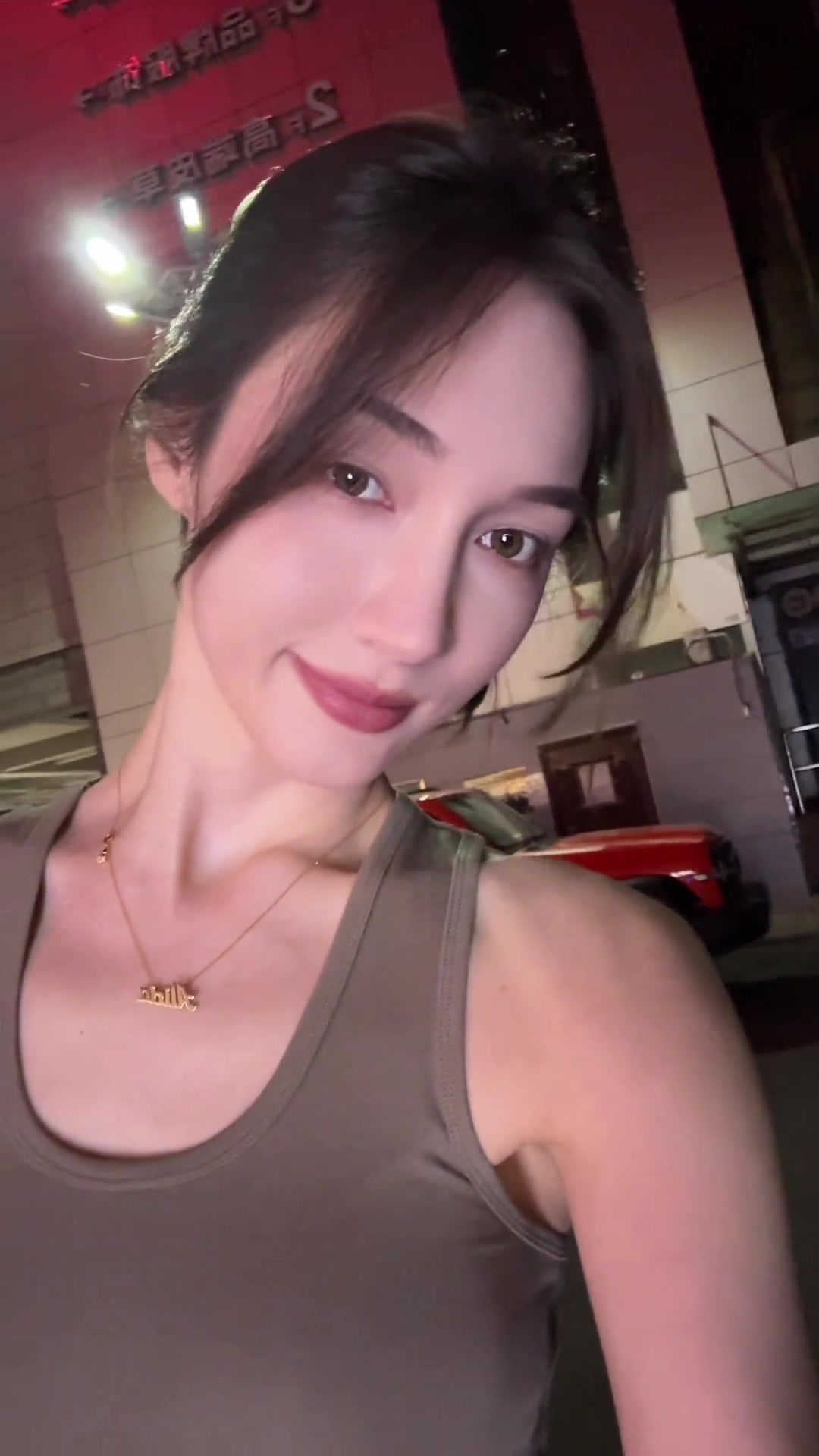 真的美啊！杨政女友孟雅芳：没有头绳用筷子也可以~