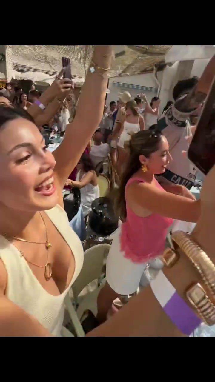派对上美女云集啊?老詹这休赛期度假是真享受啊~~