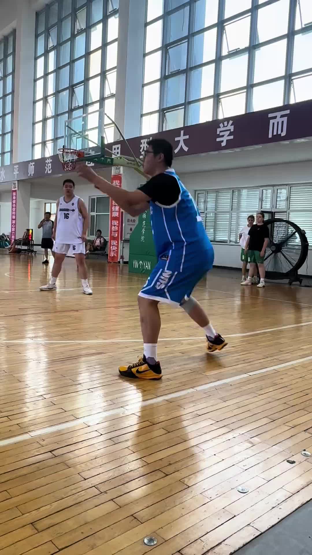 卧槽这年轻人！哥们你功夫熊猫啊说扣就扣?