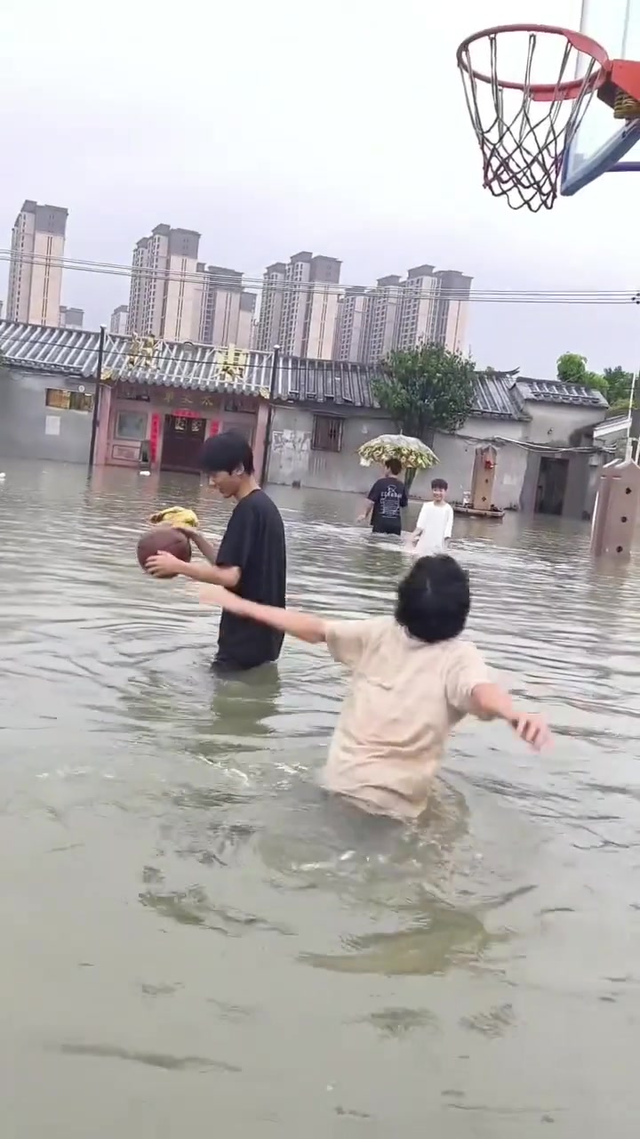 不懂就问：这就是湖人和泳士的比赛吗???
