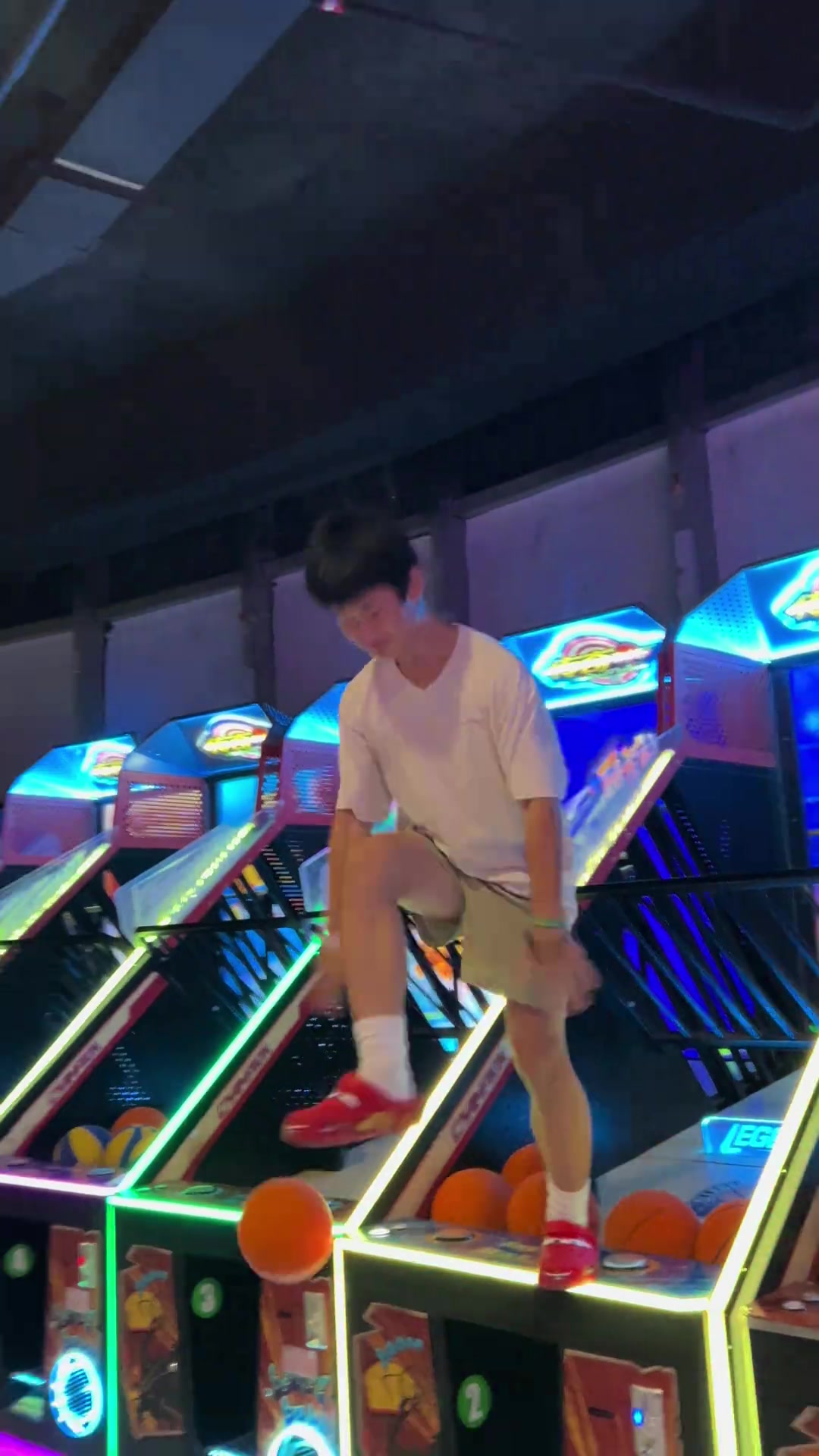 篮球小伙暴扣投篮机 随后模仿詹姆斯霸王步庆祝动作???