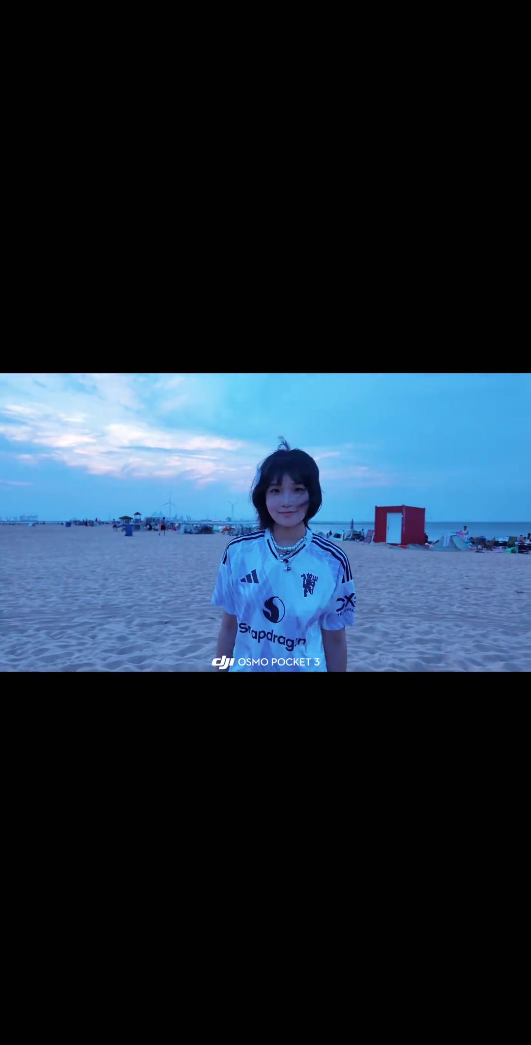 美丽的女主穿主队新赛季球衣去海边，是一件很浪漫的事情