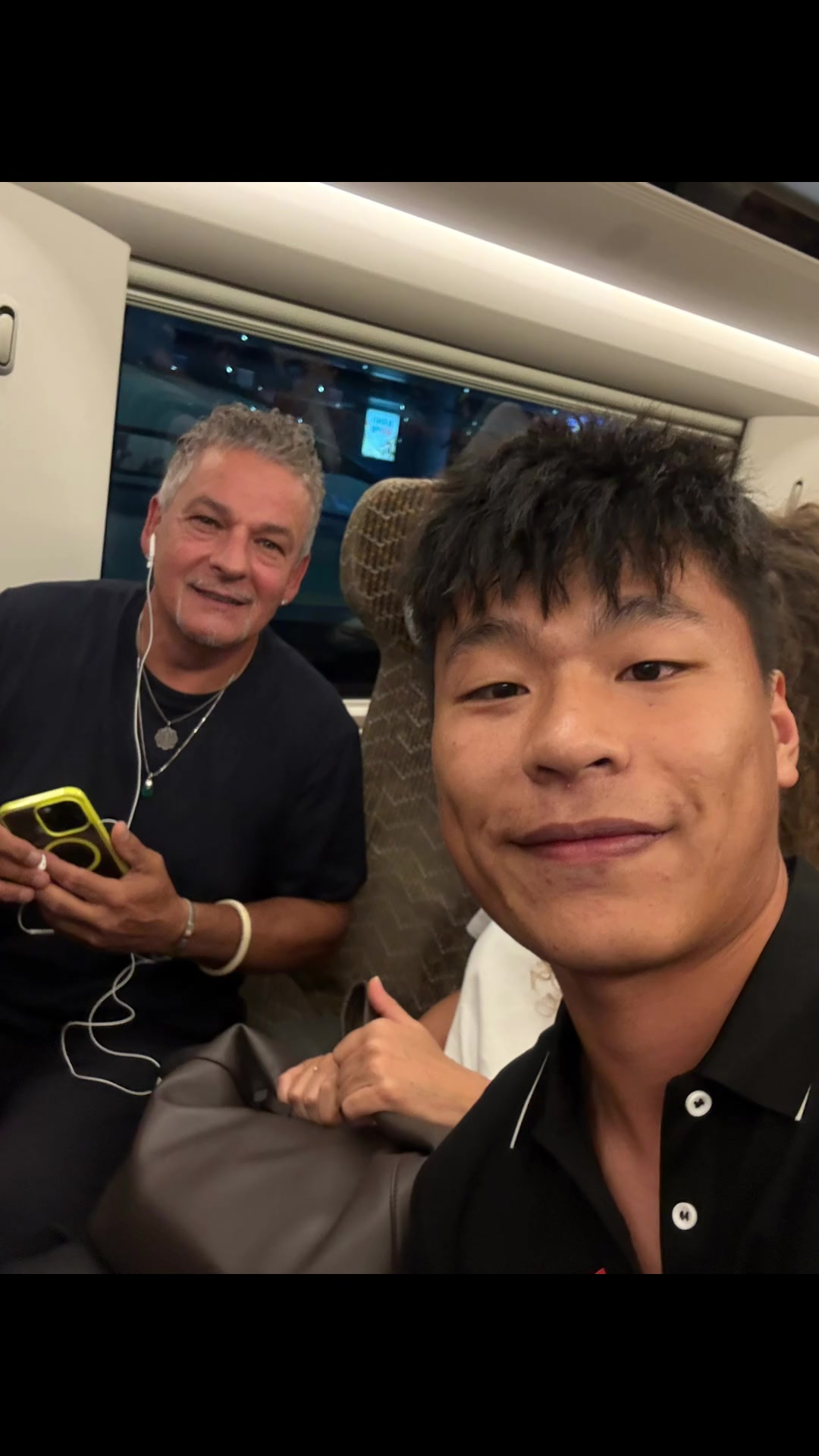 ?这也太幸运了吧！球迷坐高铁偶遇巴乔和卡洛斯！