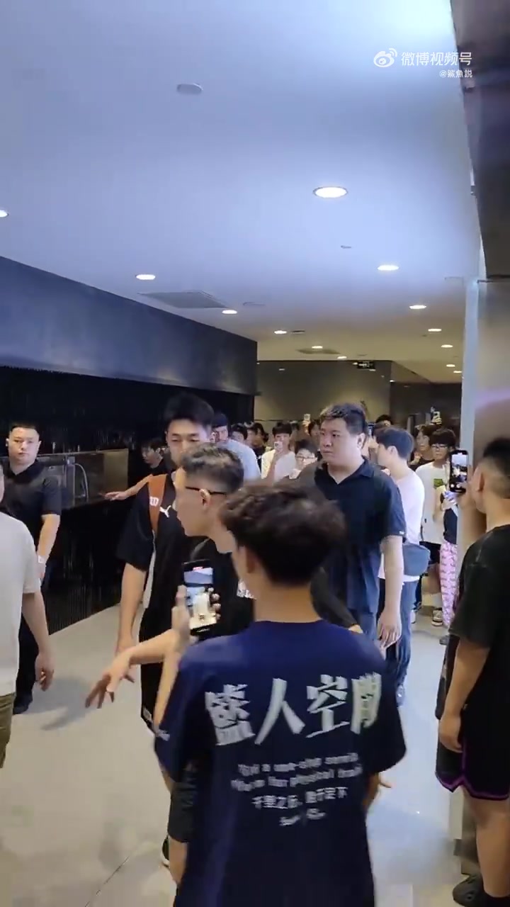 希尔德空降西安，现场夹道欢迎的粉丝还是相当多的