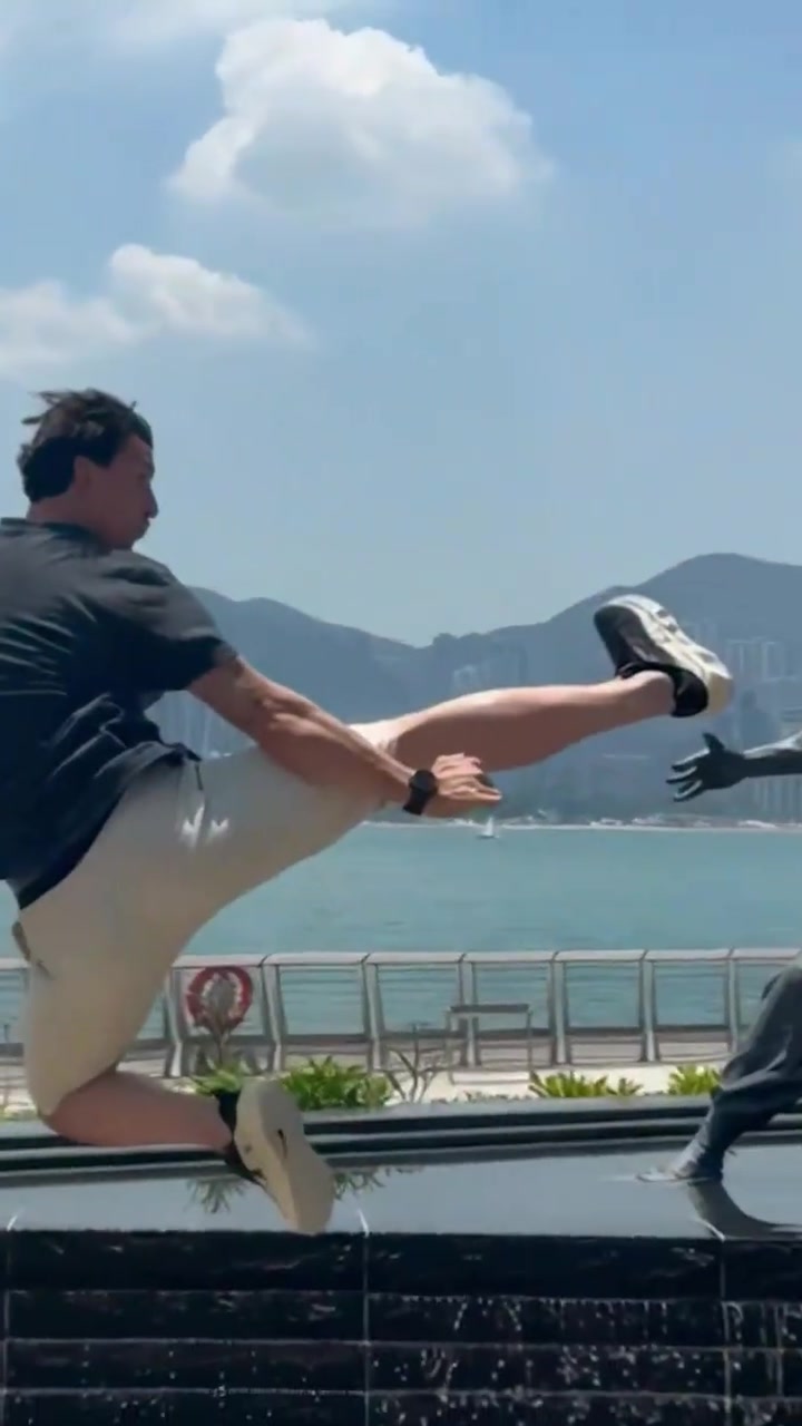 你是懂情怀的！伊布原地高踢腿致敬李小龙，这大长腿?