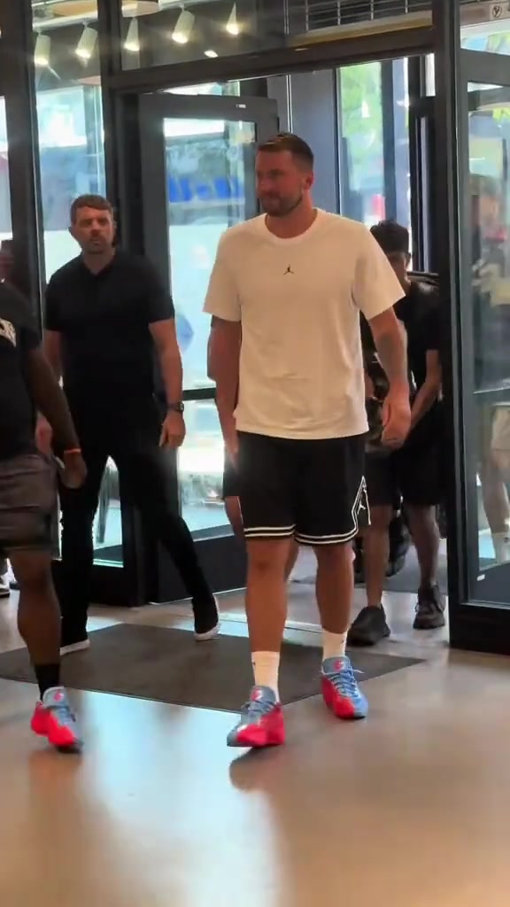 东契奇参加活动正面视角 这身材你怎么看