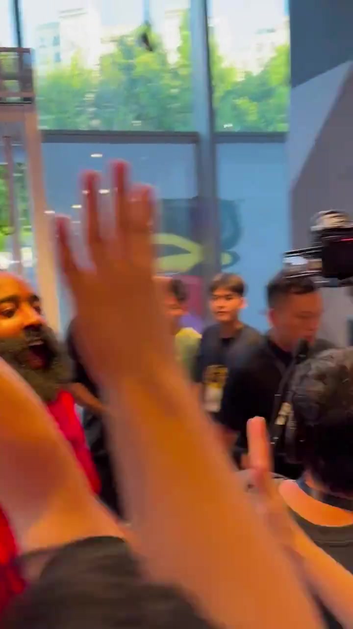 开启中国行！哈登抵达广州 这人气没的说