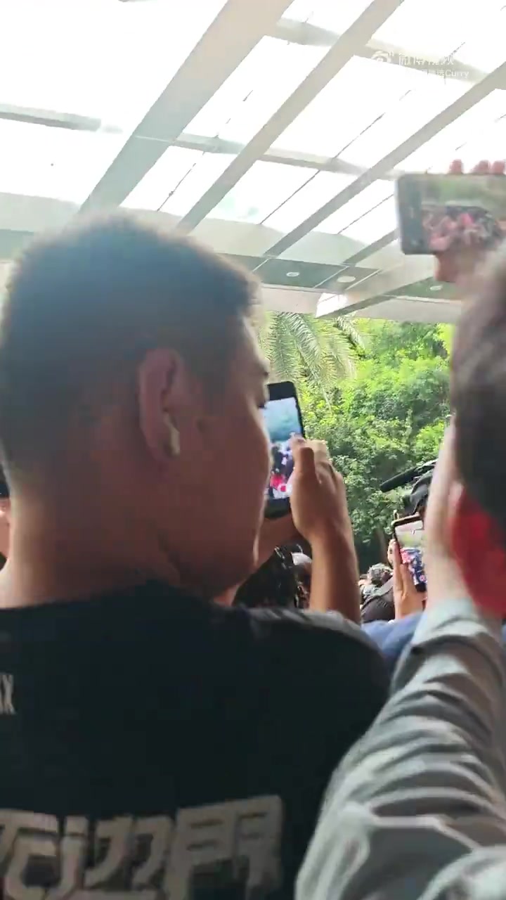 看看这人气！哈登抵达广州下榻的酒店，球迷集体高呼MVP！