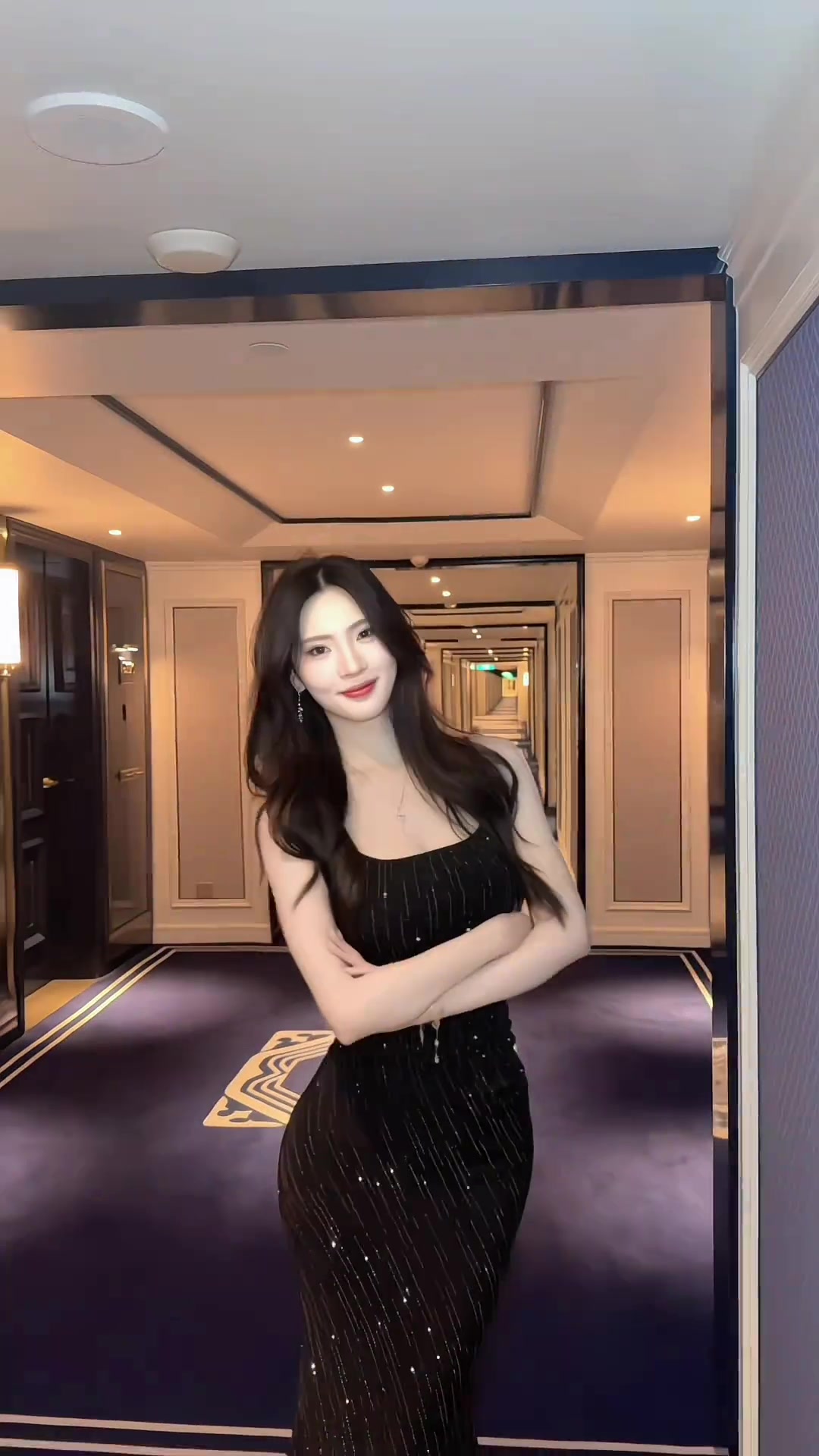 这是要去见登哥吗？美女登密盼盼的一身红色礼服御姐风~