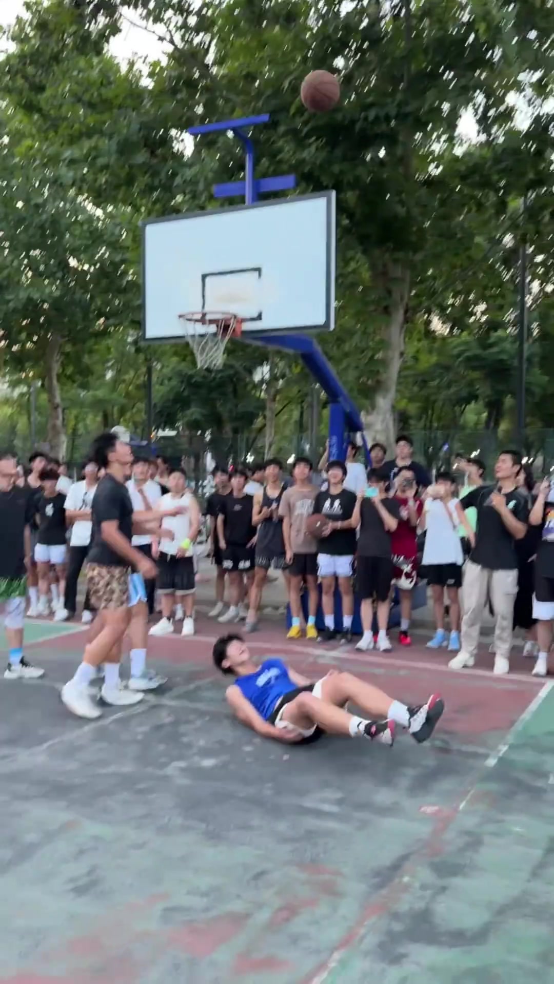 科比粉丝打球到底有多强？只要跳投必进！全场观众欢呼不断