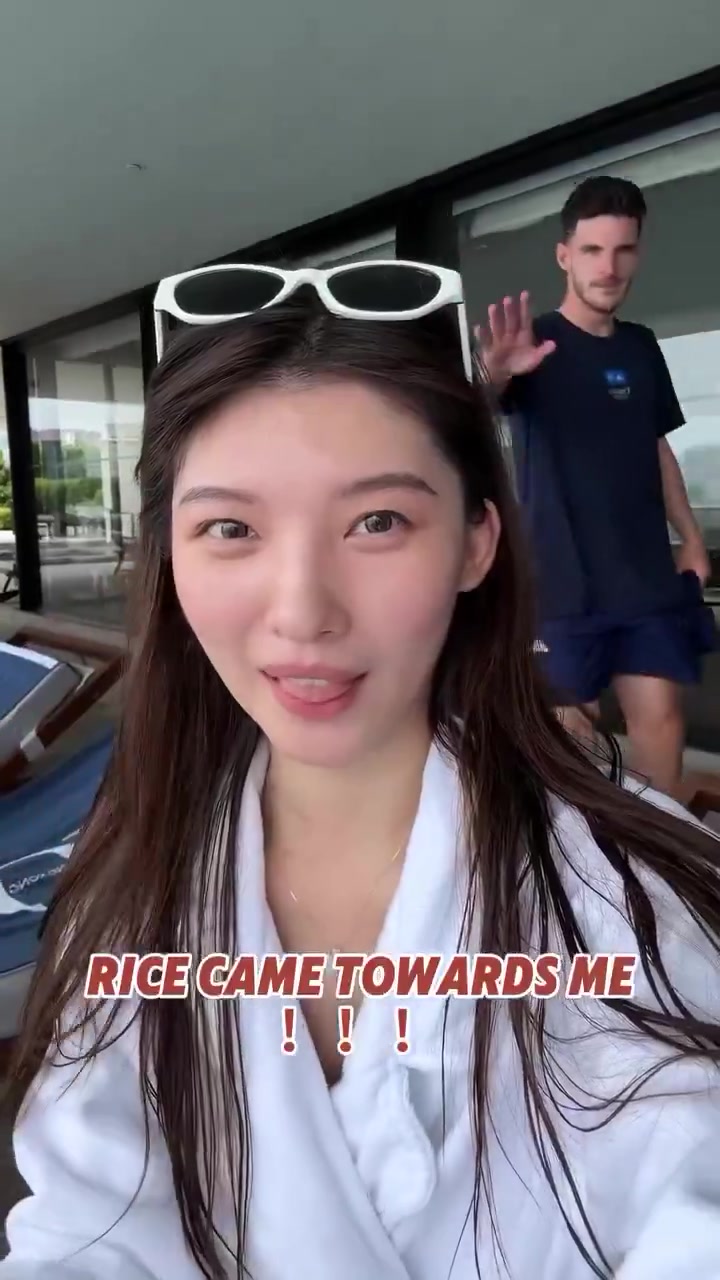 赖斯闯入镜头打招呼，小姐姐激动坏了?