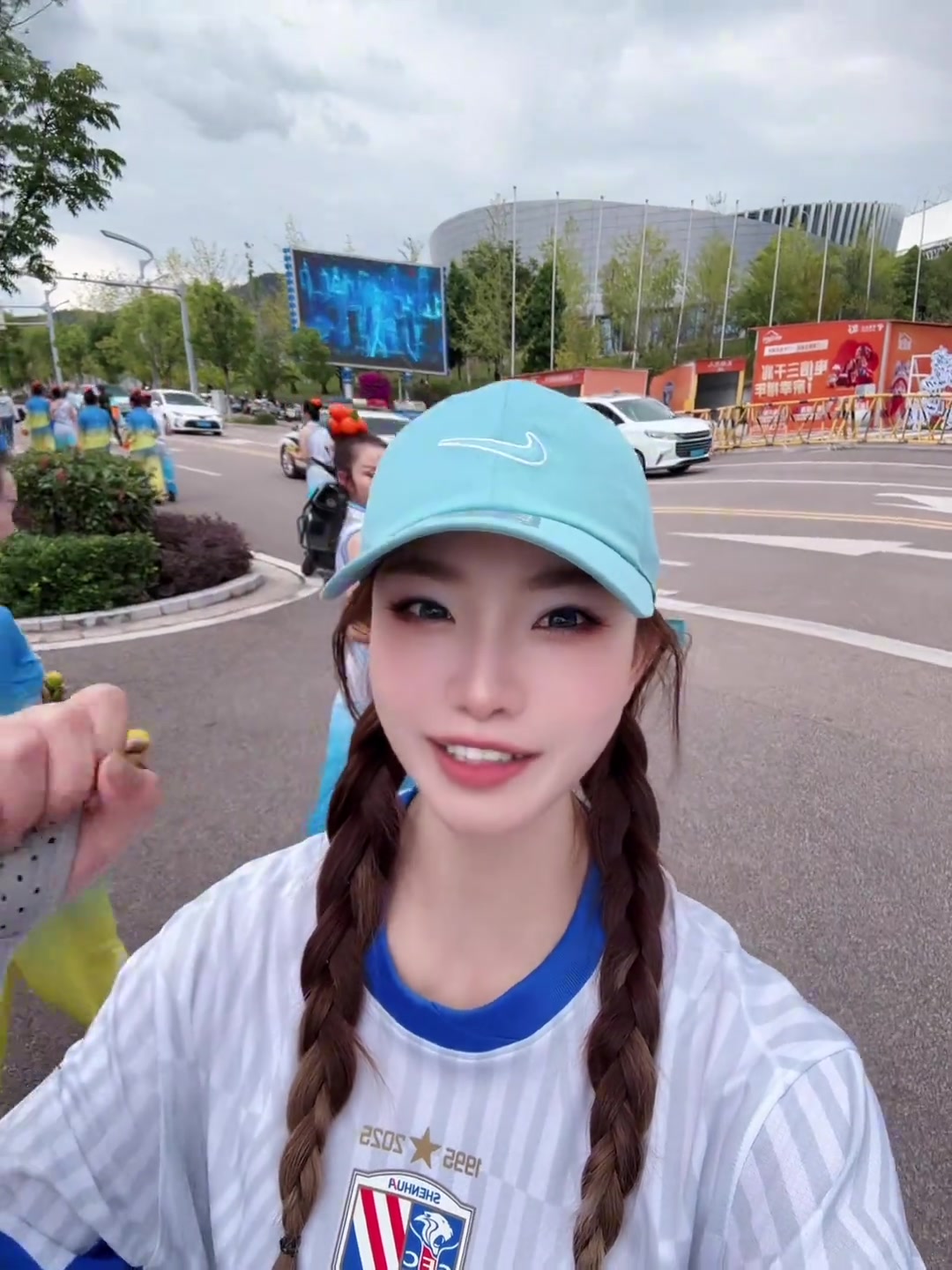 有机会扳回来吗？申花女球迷赛前：客战玉昆，三分拿下