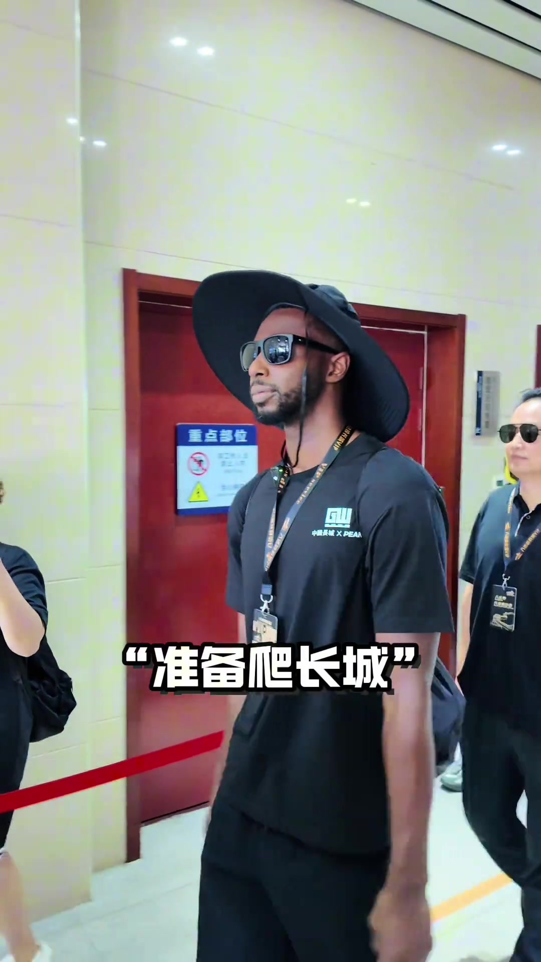 ?不到长城非好汉，嘴哥打卡八达岭长城！把嘴哥都晒黑了?