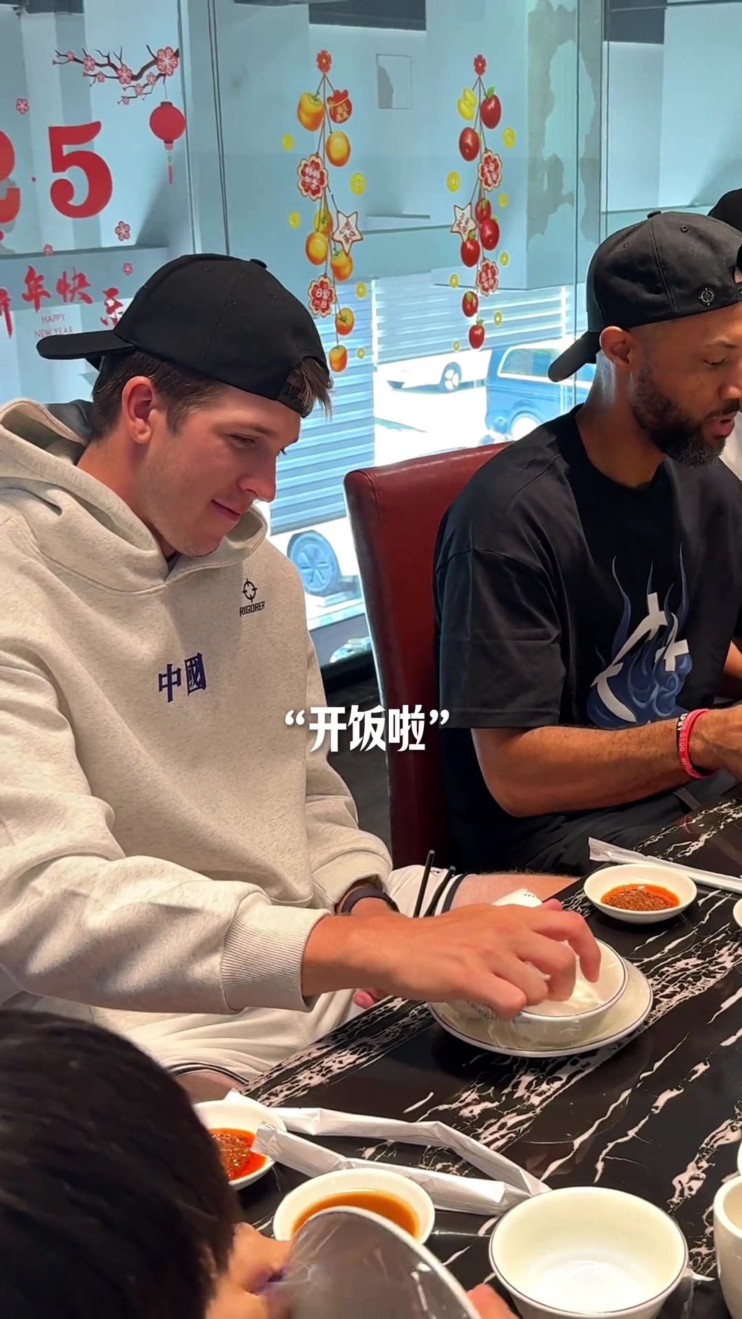 ?里夫斯这么夹菜，谁敢挨着坐，全甩别人身上去了！?