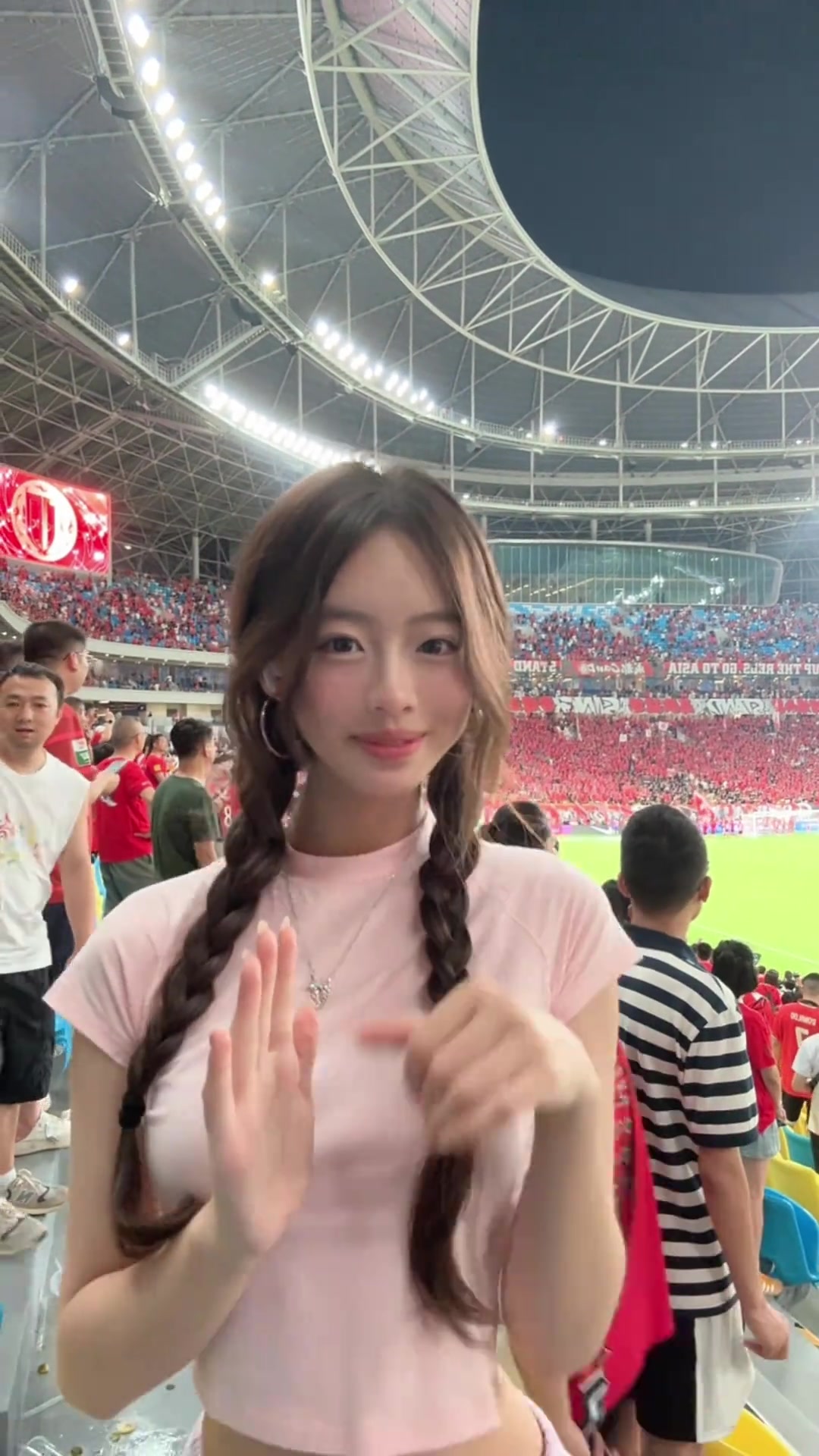 我是真喜欢~蓉城美女球迷颜值这么高啊，好可爱的辣妹子~?