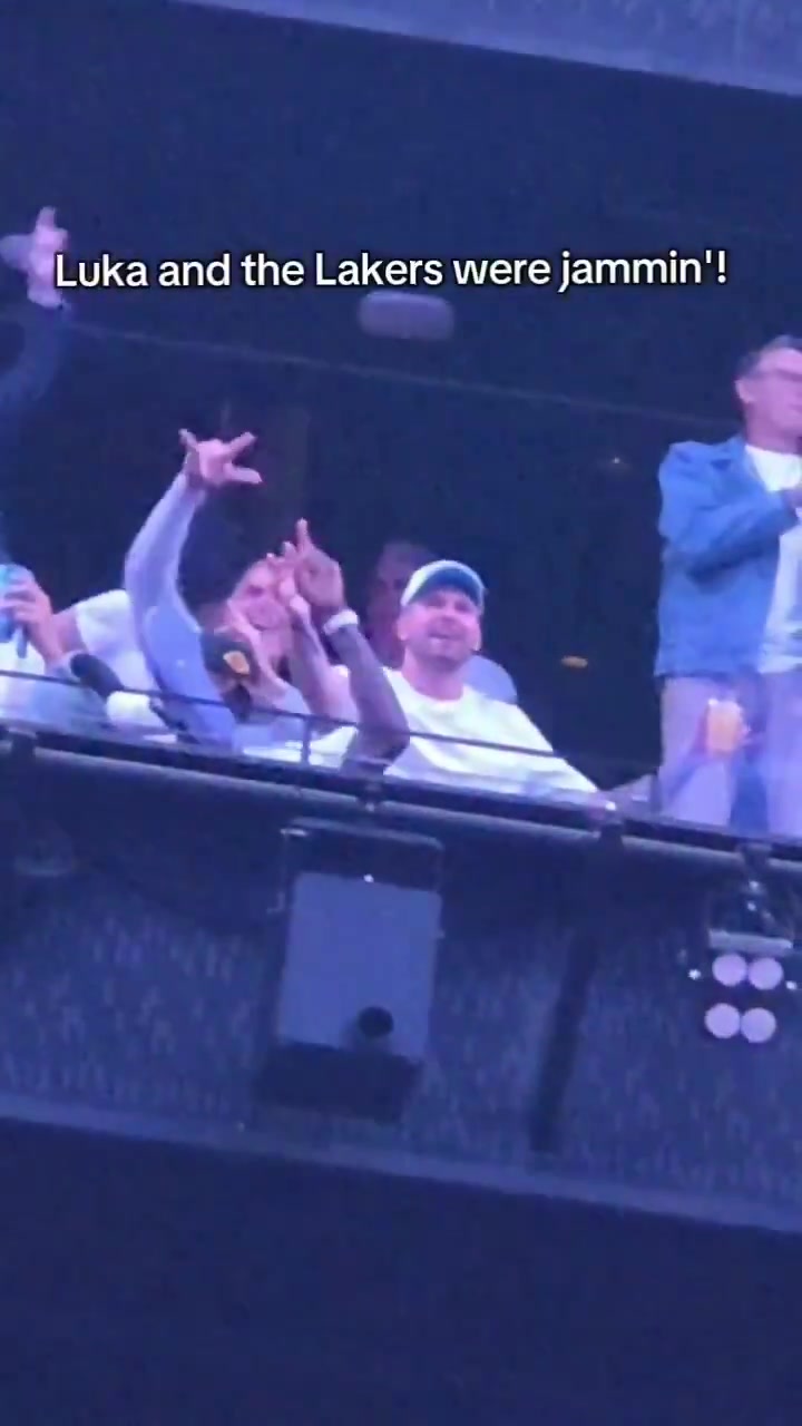 休赛期成功续约东契奇！佩林卡在后街男孩演唱会上嗨翻了！