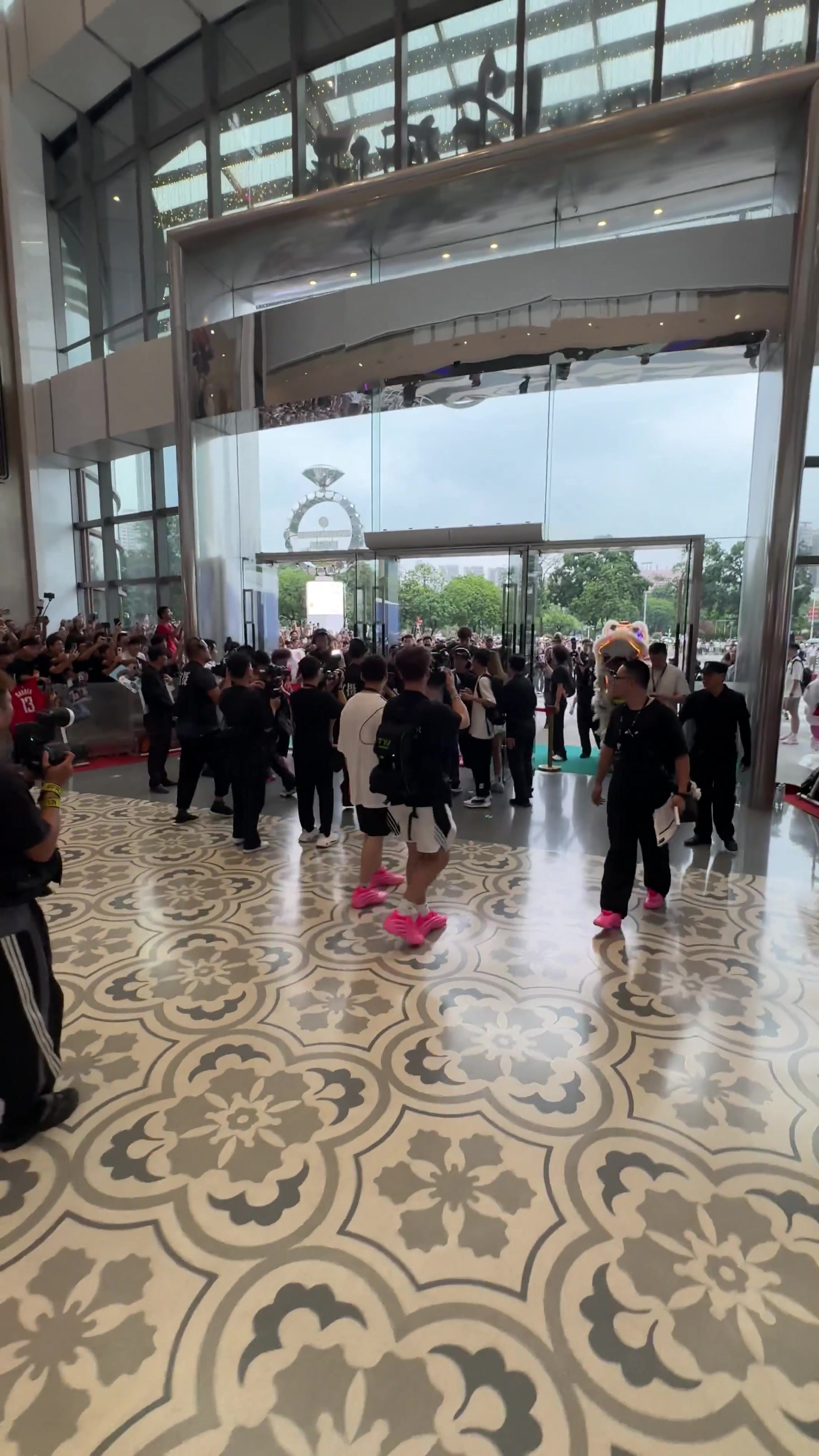 ?看看登哥在中国的人气有多火爆？数千球迷涌入商场来看他！