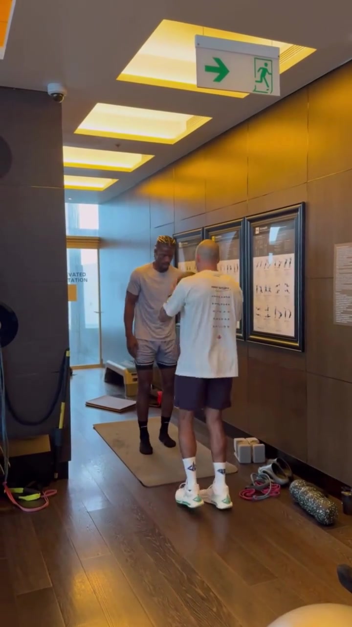 这就是NBA球员吗？巴特勒中国行期间不忘每天在酒店健身?