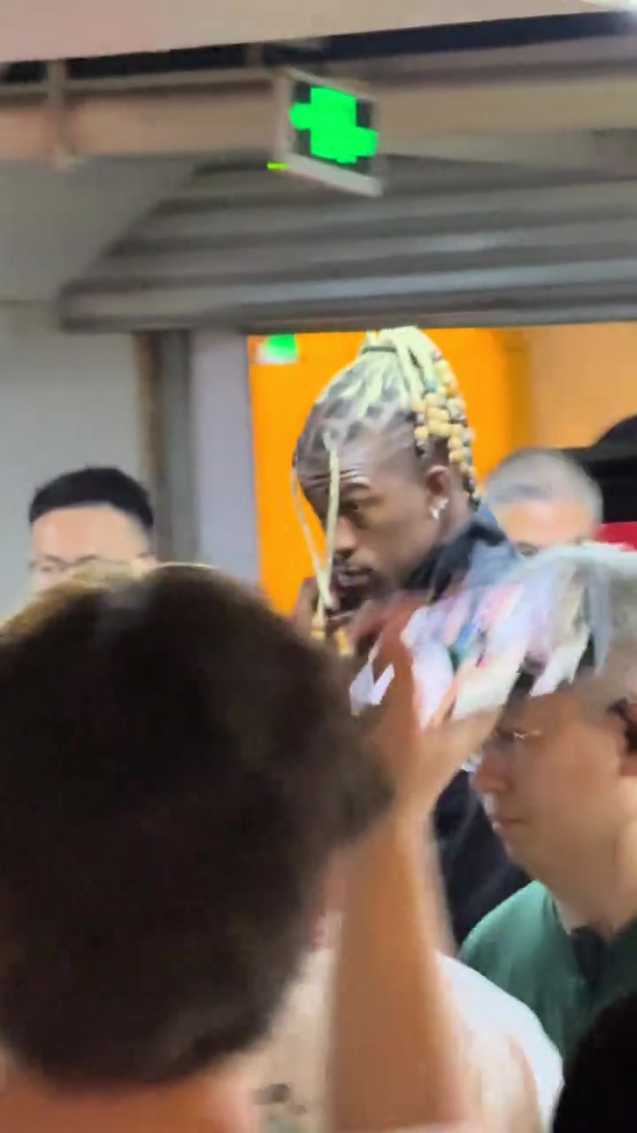 这票价血赚！网友观看成龙新电影首映礼没想到偶遇巴特勒??