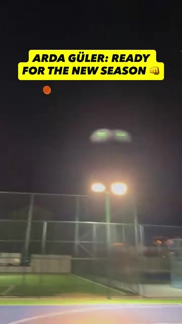 神来之笔！居莱尔在后场用脚把篮球送入篮筐！