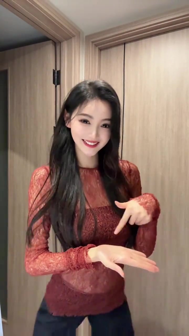 太会穿了吧！篮球主持金佳悦穿红色透视装跳舞