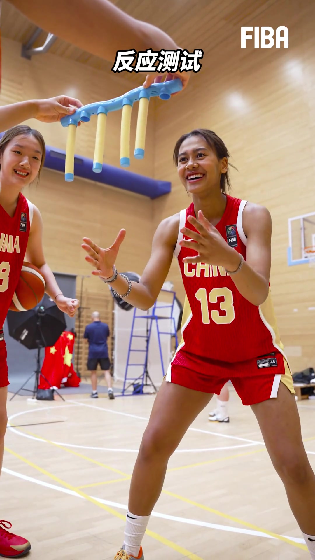 中国U19女篮的姑娘们在测试手速反应 最后一位好快！