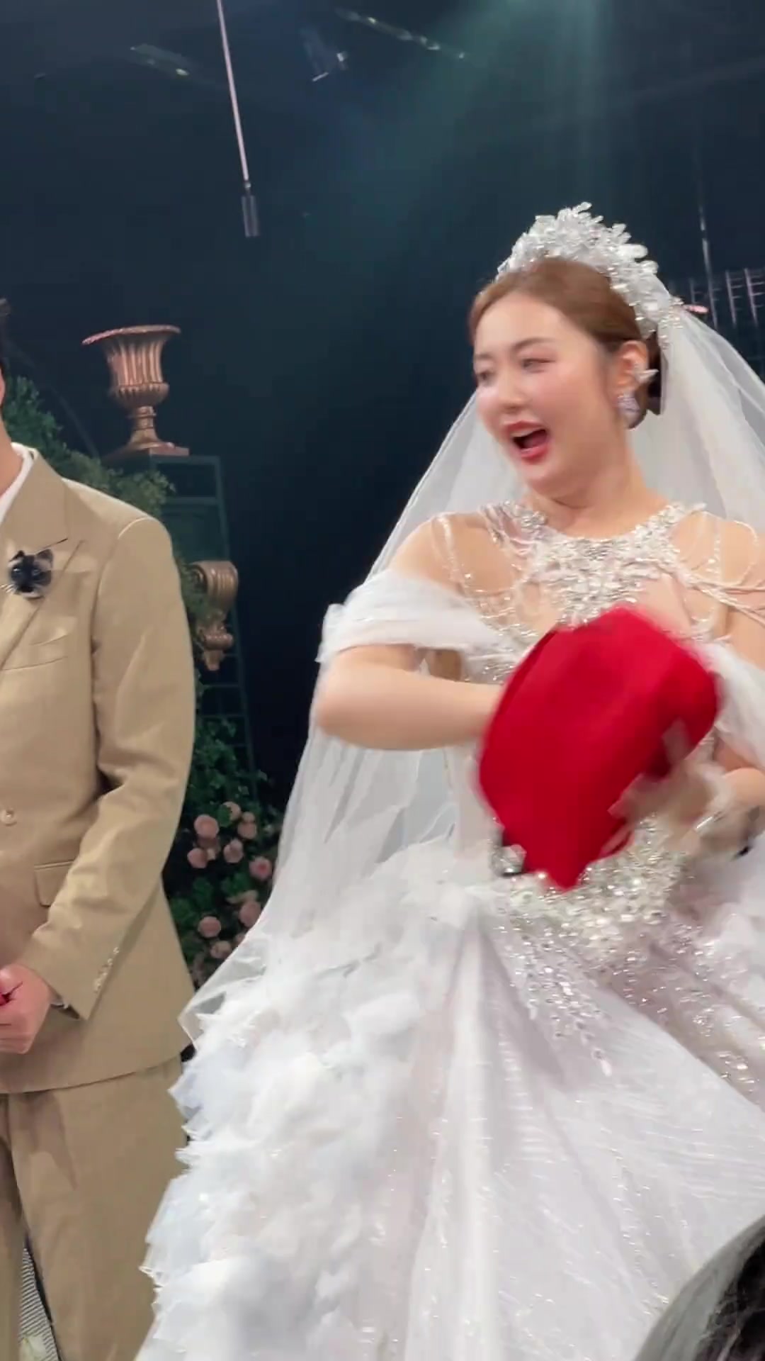 什么水平❓️曼联女球迷结婚，婚礼播放曼联队歌
