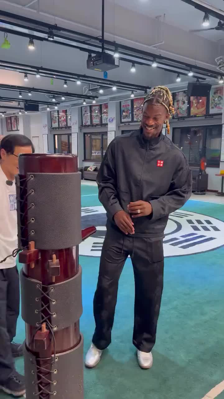 打木人桩！巴特勒中国行 成龙大哥亲自传授其功夫~
