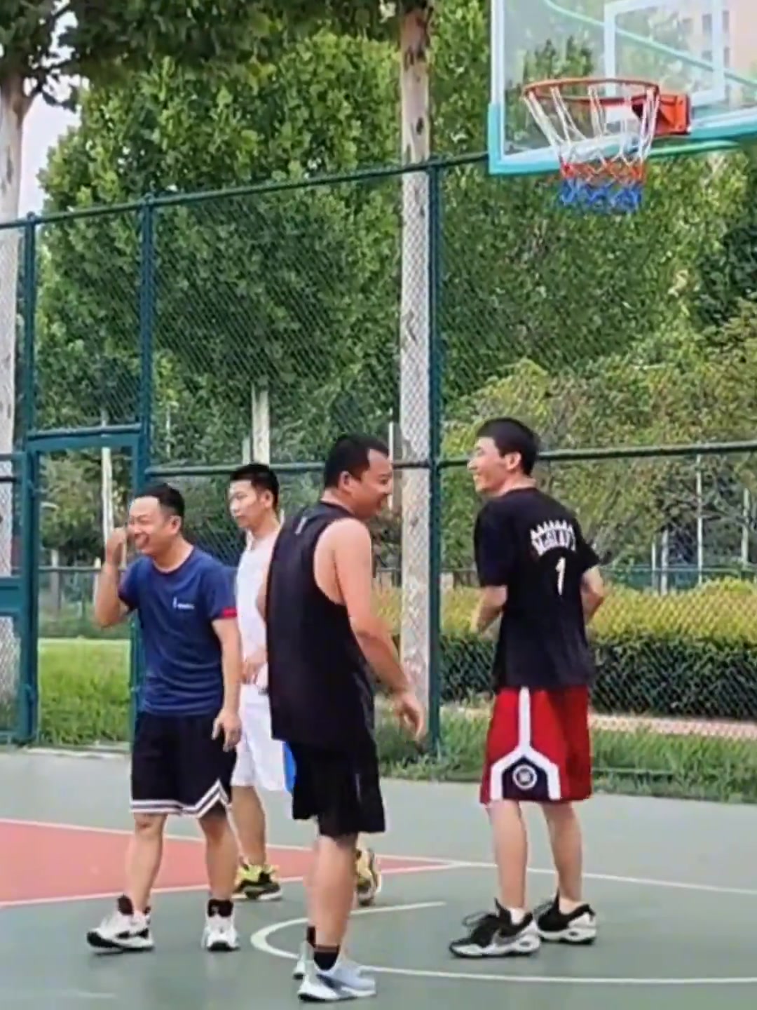 这是什么逆天球风？野球场炸裂操作 每次跳投都把对手逗笑！