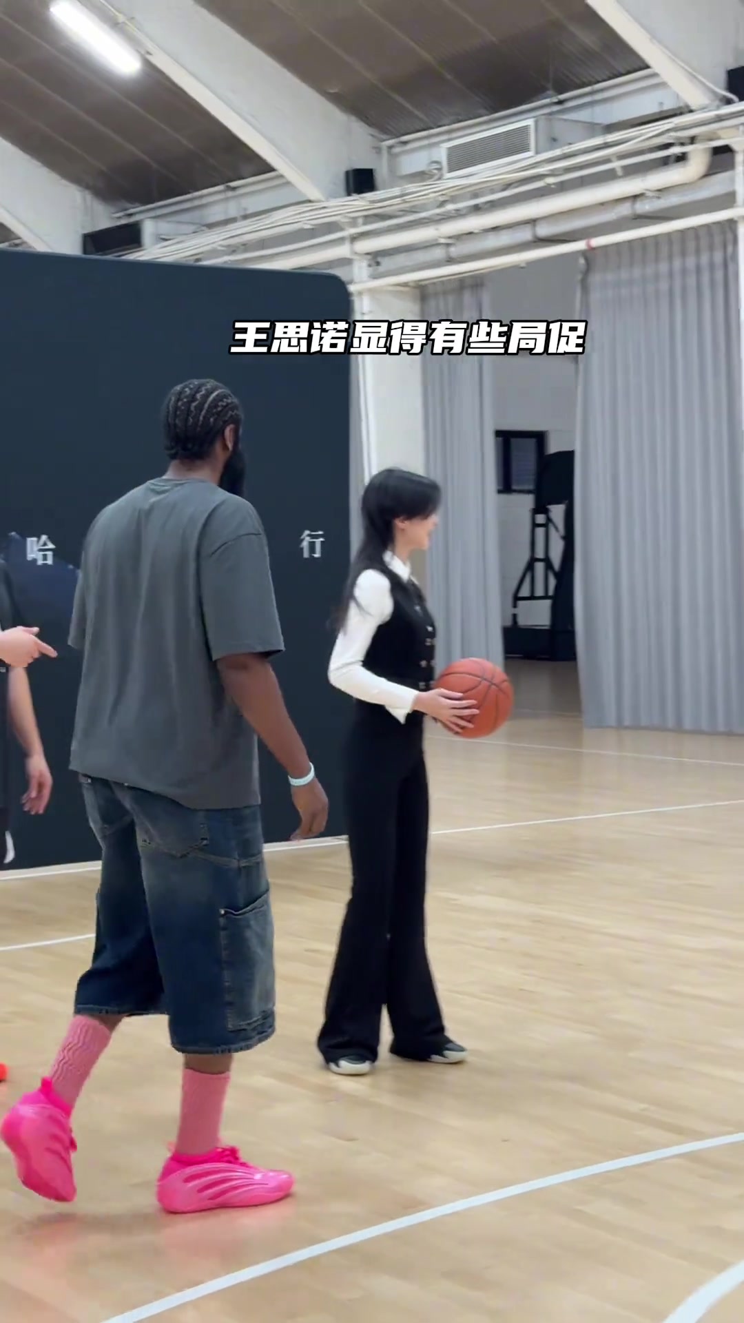 台球打不过王思诺，直接来篮球场真实她！?