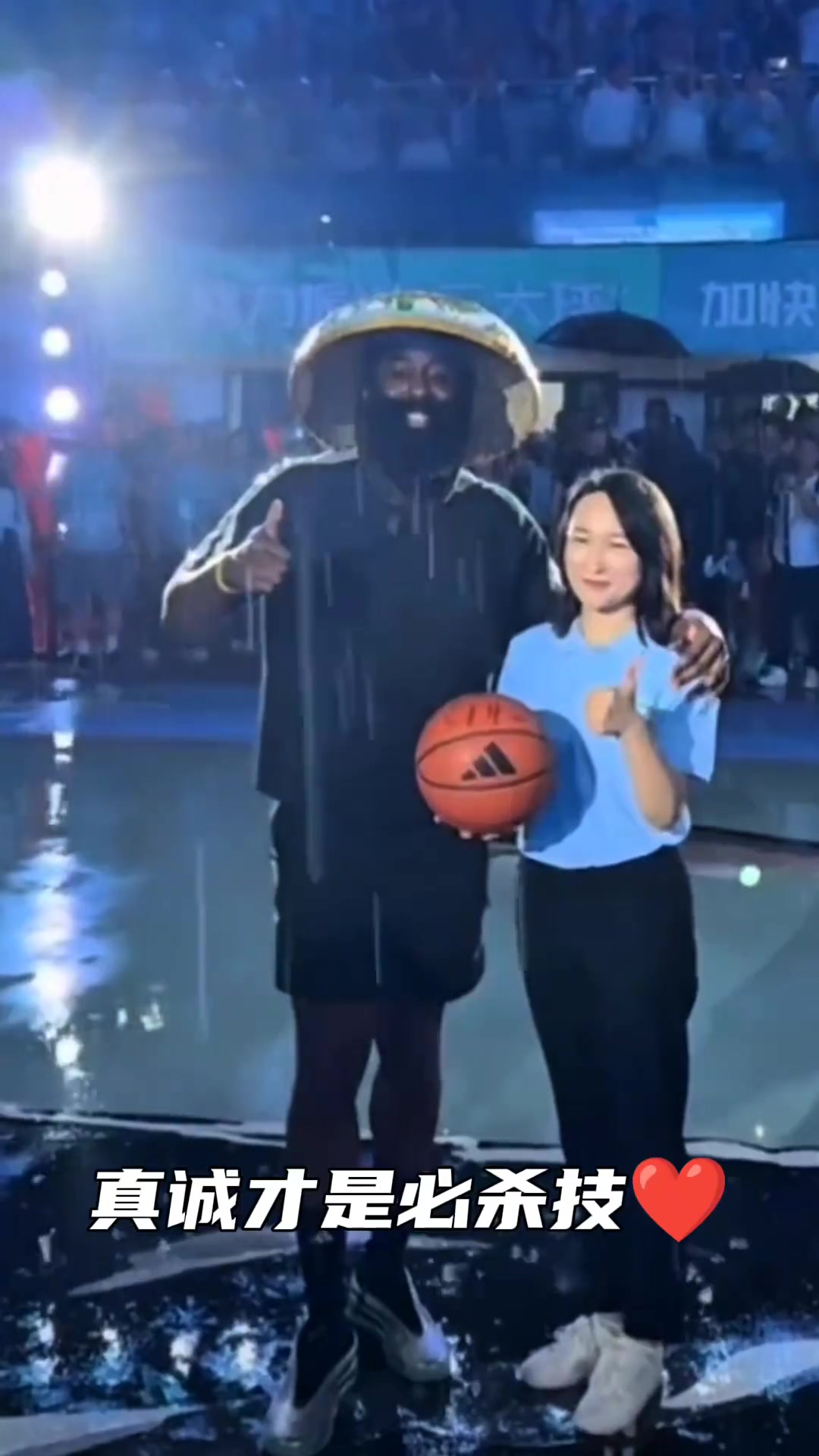 认真对待！哈登雨中带着斗笠擦拭篮球认真签名并和女粉丝合影