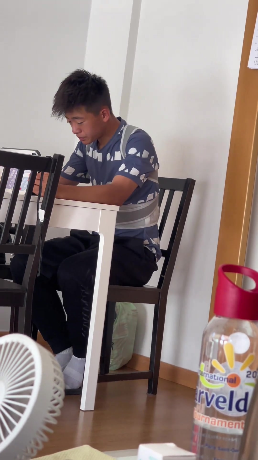 硬核~邝兆镭家人放出学西班牙语片段，这口音听起来好有趣?
