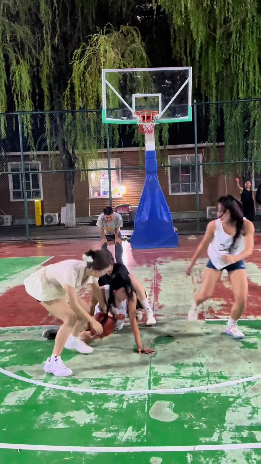 从来没想到女生打球强度这么大，这不比NBA好看多了？??