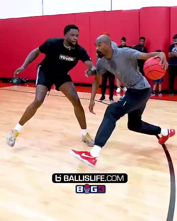 连长战斗力仍在啊！前NBA球员、现鹈鹕助教布鲁尔最新单挑视频