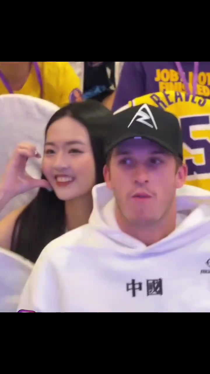 女球迷在里夫斯背后比心合影 把小里都给整害羞了???