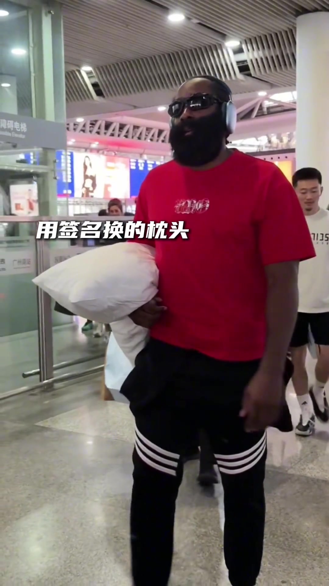 咱家哈登，上高铁带枕头第一人?