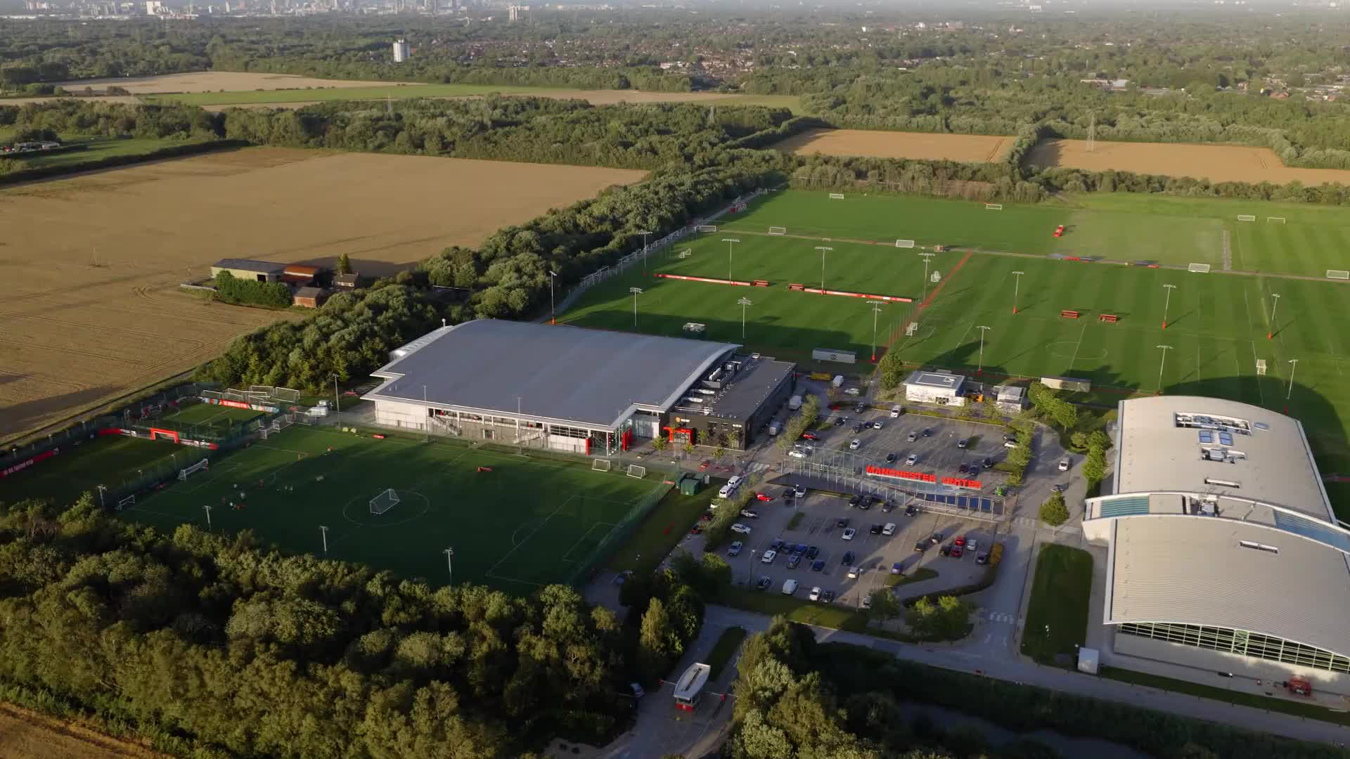 曼联耗资5000万英镑升级的卡灵顿基地启用，觉得如何？